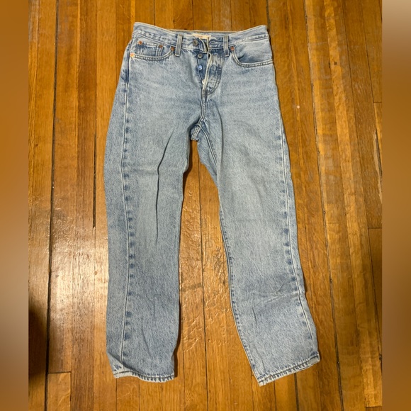 Light Wash Levis Wedgie Straight - Picture 2 of 3
